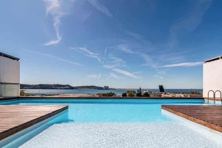 Guestready - Alges Apt With Stunning Rooftop Pool Algés Exterior foto