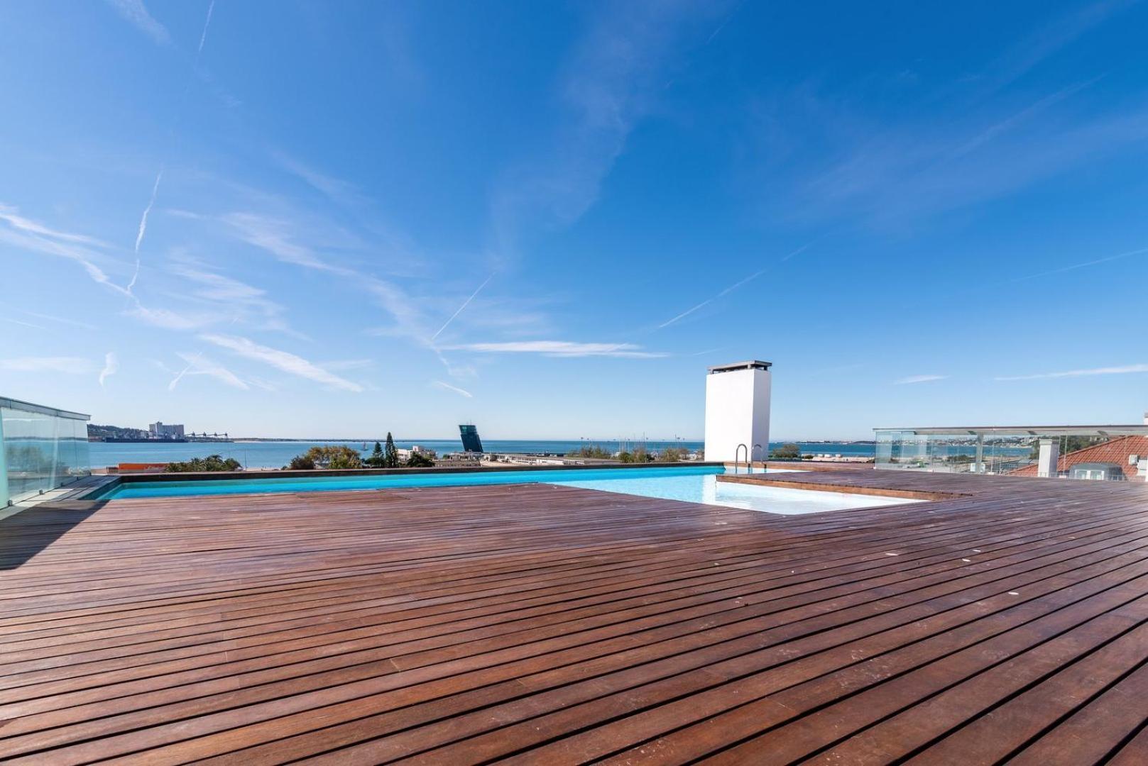 Guestready - Alges Apt With Stunning Rooftop Pool Algés Exterior foto