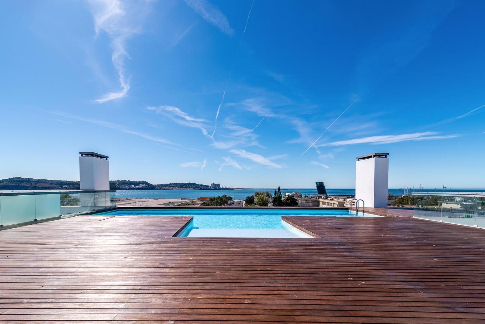Guestready - Alges Apt With Stunning Rooftop Pool Algés Exterior foto