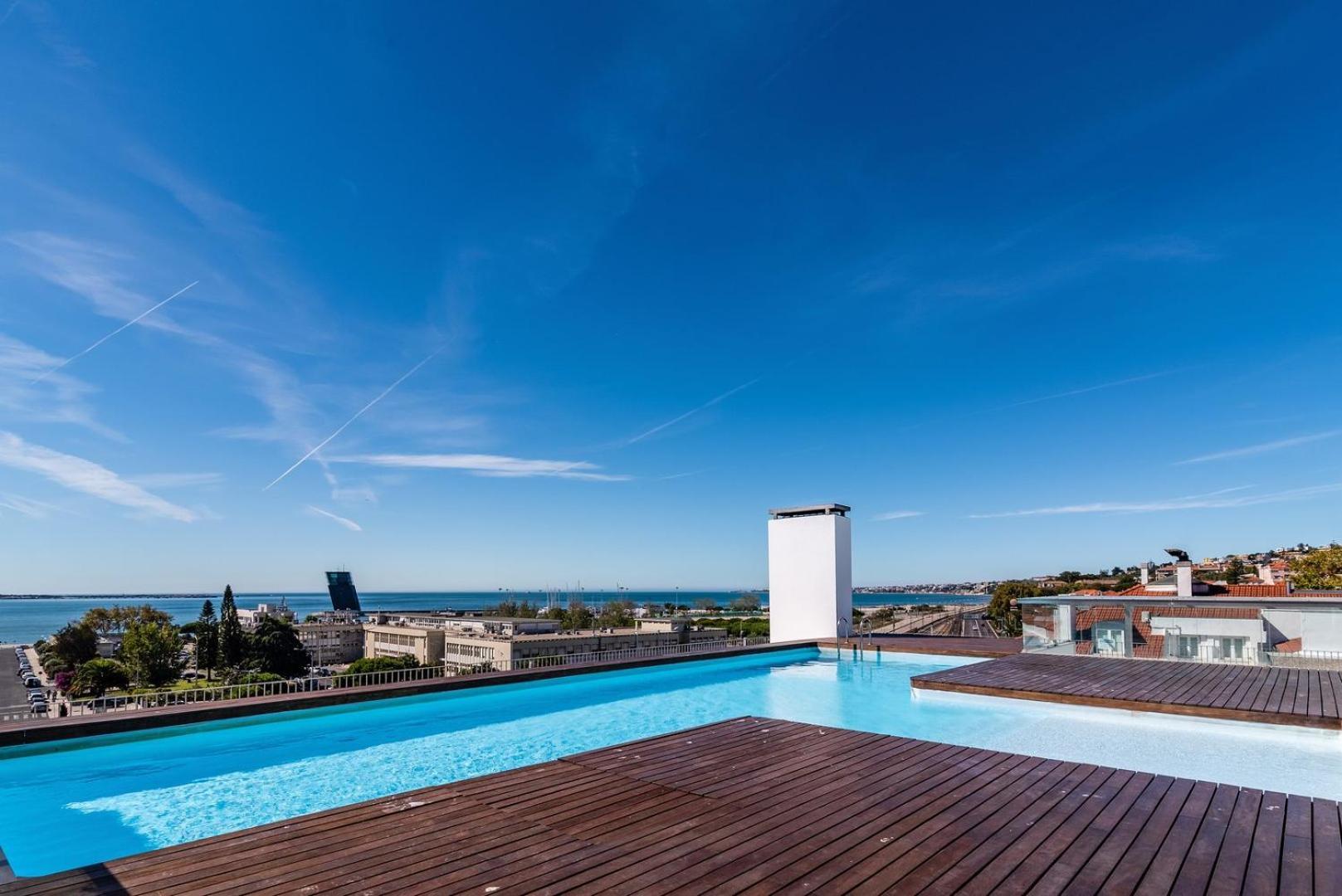 Guestready - Alges Apt With Stunning Rooftop Pool Algés Exterior foto